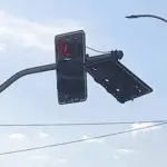 Caminhão danifica semáforo na Avenida Contorno, no oeste de Goianésia