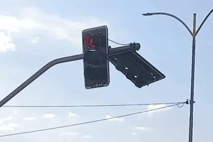 Caminhão danifica semáforo na Avenida Contorno, no oeste de Goianésia
