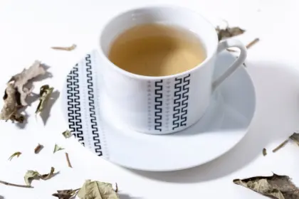 7 receitas de chá de espinheira-santa e seus benefícios para a saúde