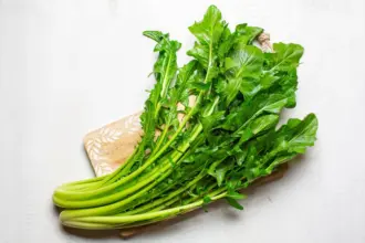 5 benefícios da chicória para a saúde e como inserir a verdura na dieta 