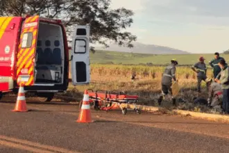 Colisão entre carro e moto deixa dois feridos no trevo de acesso da Usina Goianésia