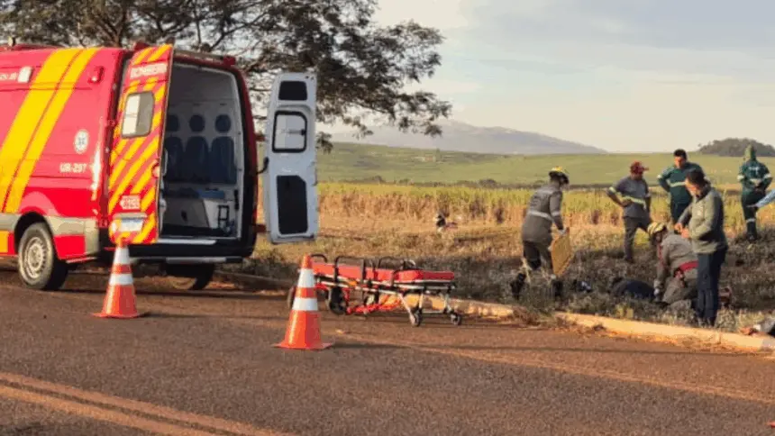 Colisão entre carro e moto deixa dois feridos no trevo de acesso da Usina Goianésia