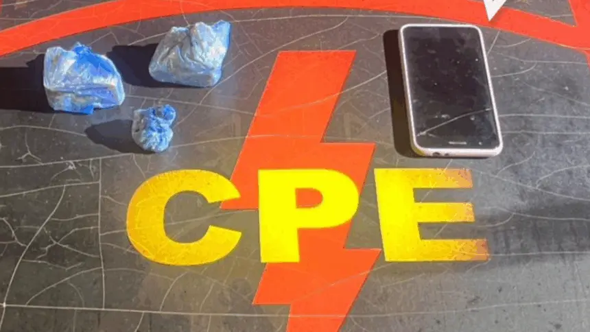 CPE Goianésia prende traficante em flagrante enquanto vendia crack em Jaraguá