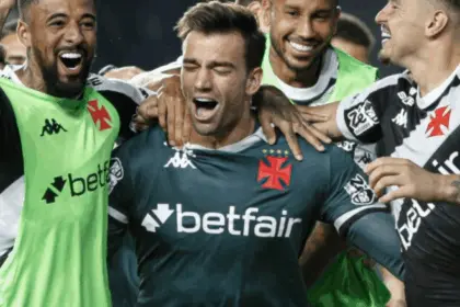 Goleiro do Vasco expulso por cera tem hematoma e contusão por trauma, aponta exame