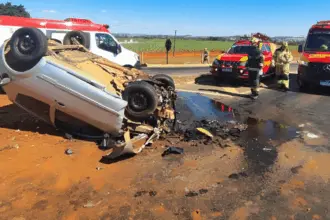 Grave acidente entre carro e caminhão deixa homem ferido na GO-080 em Goianésia