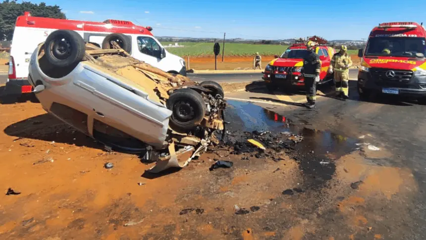 Grave acidente entre carro e caminhão deixa homem ferido na GO-080 em Goianésia Grave acidente entre carro e caminhão deixa homem ferido na GO-080 em Goianésia