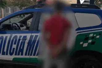 Homem é preso em flagrante após agredir tio e furtar celular da avó para pagar dívida com traficantes em Goianésia