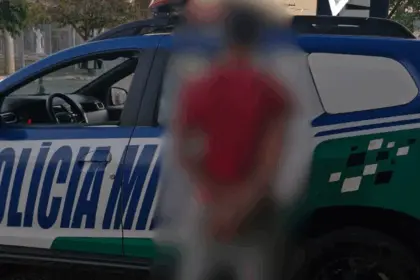 Homem é preso em flagrante após agredir tio e furtar celular da avó para pagar dívida com traficantes em Goianésia