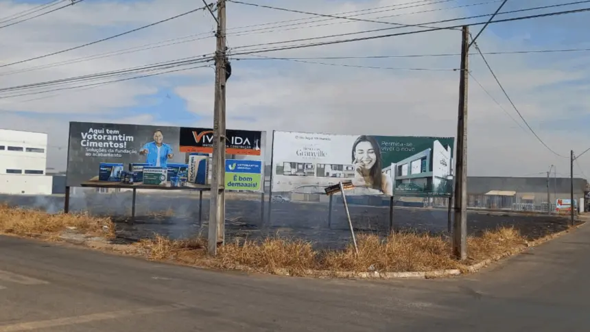 Incêndio atinge vegetação e danifica outdoors no Residencial Granville, em Goianésia