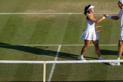 Luisa Stefani vai a final de duplas mistas no Torneio de Wimbledon