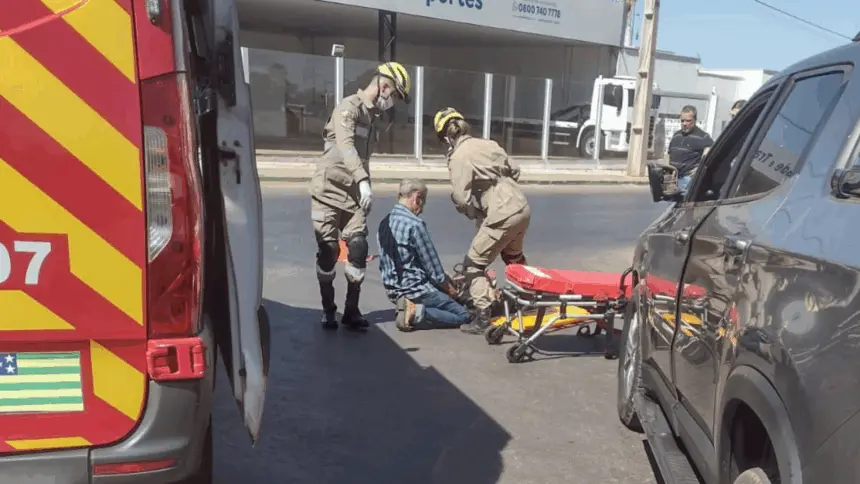 Motociclista fica ferida após colisão com caminhonete em Goianésia