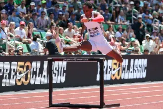 Alison dos Santos supera campeão olímpico em palco de título mundial