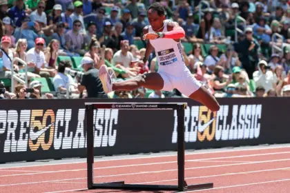 Alison dos Santos supera campeão olímpico em palco de título mundial