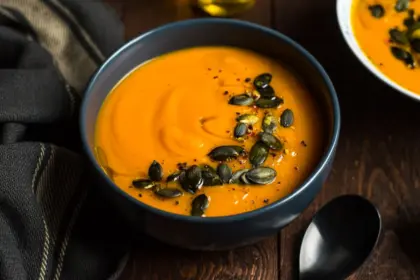 3 receitas de cremes e sopas para aliviar os sintomas da TPM