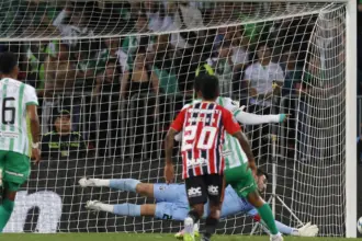 Rafael defende pênalti e São Paulo garante empate na Libertadores