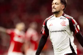 Flamengo vence Inter e avança às quartas da Libertadores após atraso por papéis no Beira-Rio