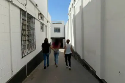 PCGO prende mãe por fornecer bebida alcoólica a filhos menores e determinar que um deles entregasse drogas, entre outros crimes