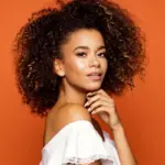 7 penteados para valorizar cabelos cacheados e crespos