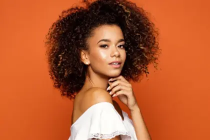 7 penteados para valorizar cabelos cacheados e crespos