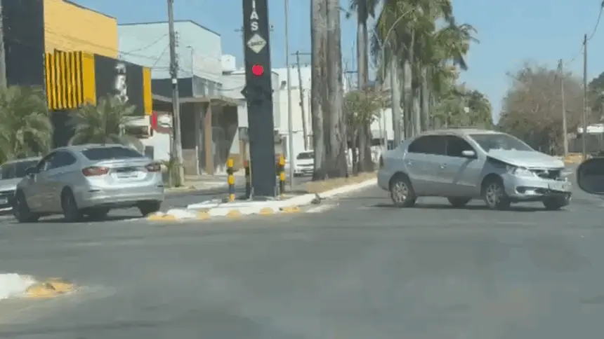 Colisão entre carros causa transtornos no cruzamento da Avenida Goiás em Goianésia