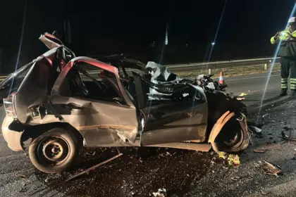 Colisão traseira entre carro e caminhão deixa um morto na BR-153