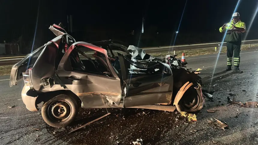 Colisão traseira entre carro e caminhão deixa um morto na BR-153