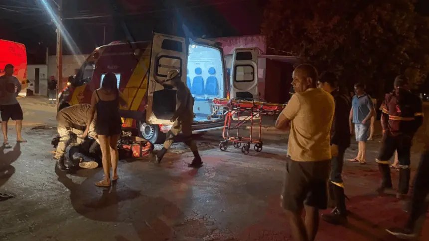 Entregador sofre grave acidente entre moto e ônibus no norte de Goianésia Entregador sofre grave acidente entre moto e ônibus no norte de Goianésia