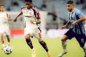 Em momentos distintos, Flamengo e Grêmio se enfrentam no Maracanã