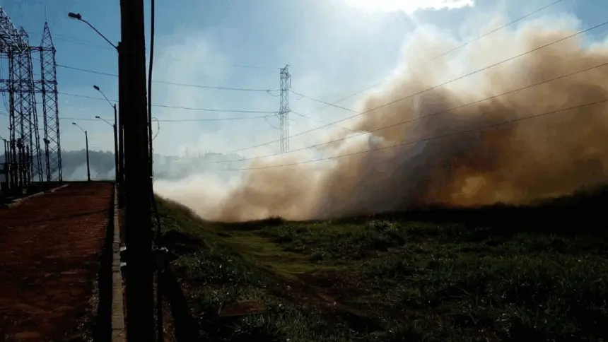 Fumaça e fuligem das queimadas: risco à rede elétrica antes mesmo do fogo