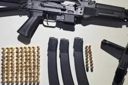 Homem é preso por ameaça e porte ilegal de armas após caso de violência doméstica em Barro Alto