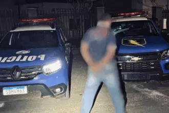 Homem embriagado é preso após ameaçar invadir com carro comércios na Avenida Goiás