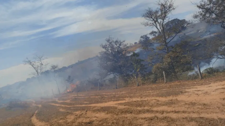 Incêndio de grandes proporções atinge região próxima ao Condomínio Vivalle em Goianésia Incêndio de grandes proporções atinge região próxima ao Condomínio Vivalle em Goianésia