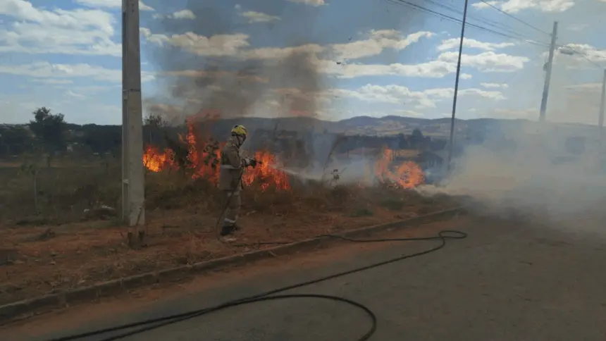 Incêndio em vegetação mobiliza Bombeiros de Goianésia no Daigo Incêndio em vegetação mobiliza Bombeiros de Goianésia no Daigo
