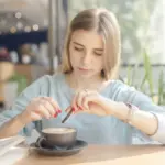 Entenda como o excesso de açúcar e cafeína pode afetar os estudantes