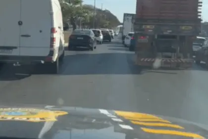 Paciente em risco de vida é escoltada para transplante em meio a congestionamento na BR-060