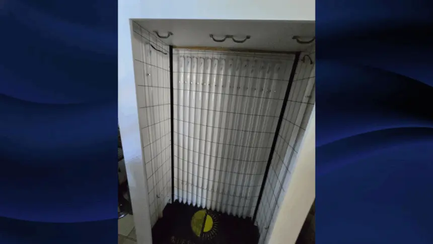 Polícia Civil interdida máquina de bronzeamento proibida em clínica de Jaraguá