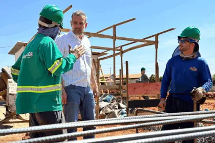 Renato de Castro realiza visita técnica às obras de construção das 46 casas a custo zero