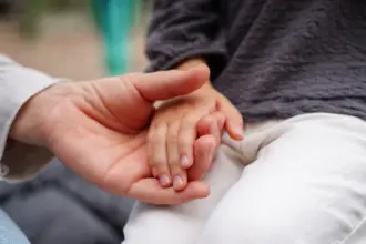 Veja os sintomas e os cuidados com a doença mão-pé-boca