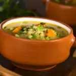 5 sopas ricas em proteínas para manter a massa muscular no inverno