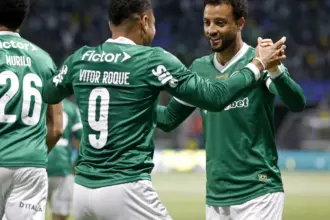 Brasileiro: Palmeiras joga no ritmo de Vitor Roque e goleia o Inter