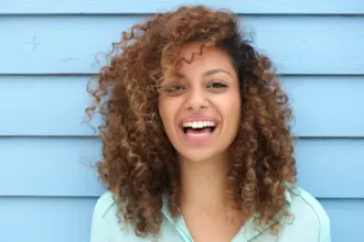 5 cuidados essenciais com cabelos cacheados e crespos