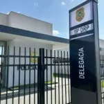 PCGO cumpre buscas contra investigado por instalar câmera no banheiro de uma casa para captar imagens íntimas dos moradores