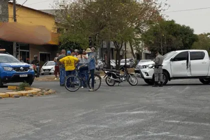 Colisão entre moto e caminhonete deixa uma pessoa ferida no Bairro Carrilho
