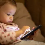 Veja os riscos do excesso de telas para crianças e adolescentes