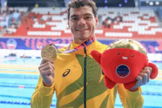 Gabriel Bandeira bate recorde no Mundial de natação de Singapura