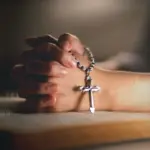 5 orações para afastar o mal e abrir caminhos