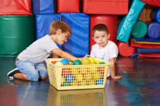 5 mitos sobre a sobre socialização de crianças autistas