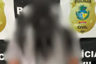 Mulher é presa em Jaraguá após dupla tentativa de homicídio contra irmã e companheiro