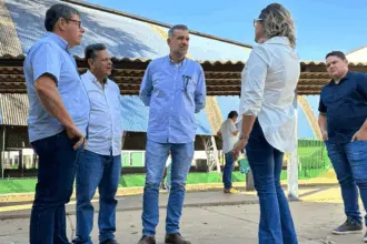 Prefeito Renato acompanha situação da Escola Luiz de Oliveira e determina ações para manter aulas em tempo integral