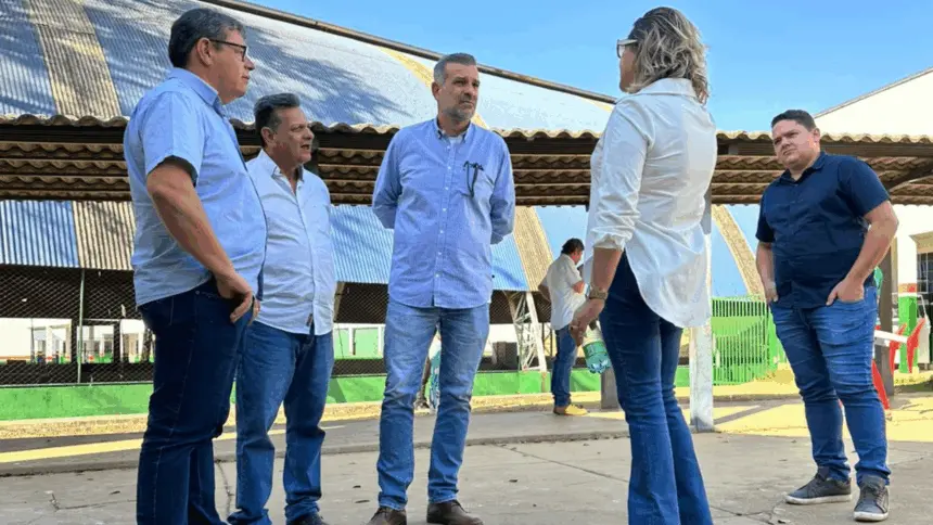 Prefeito Renato acompanha situação da Escola Luiz de Oliveira e determina ações para manter aulas em tempo integral